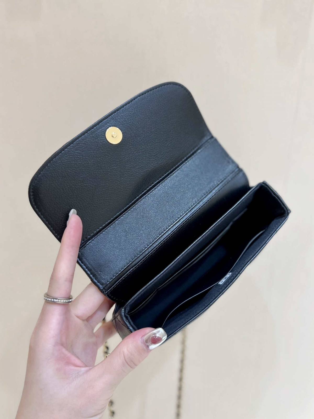 Ellebag’s Exquisite Replica: The Black Lambskin Chanel 23A AP3367 with Gold Hardware(2024 Dec Updated)-ʻOi aku ka maikaʻi o ka ʻeke Louis Vuitton ʻeke hoʻopunipuni ma ka hale kūʻai pūnaewele, ʻeke hoʻolālā kope ru