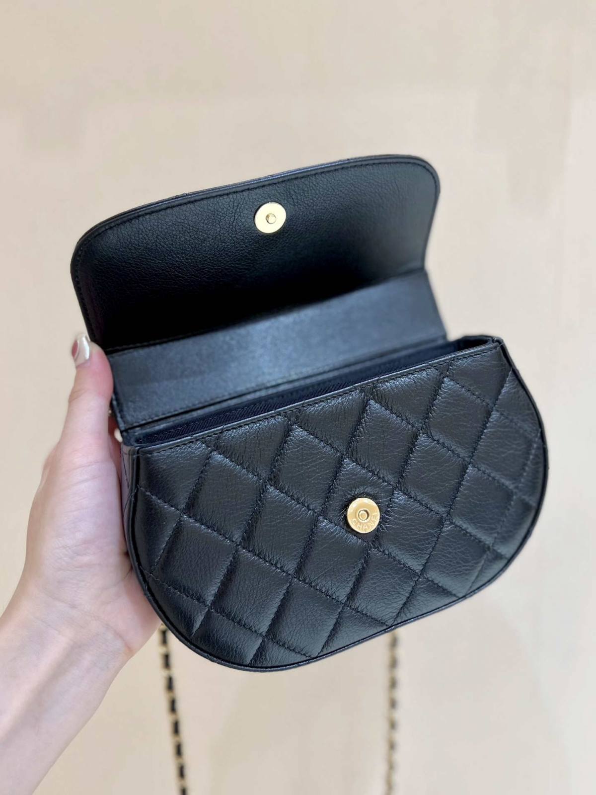 Ellebag’s Exquisite Replica: The Black Lambskin Chanel 23A AP3367 with Gold Hardware(2024 Dec Updated)-ʻOi aku ka maikaʻi o ka ʻeke Louis Vuitton ʻeke hoʻopunipuni ma ka hale kūʻai pūnaewele, ʻeke hoʻolālā kope ru