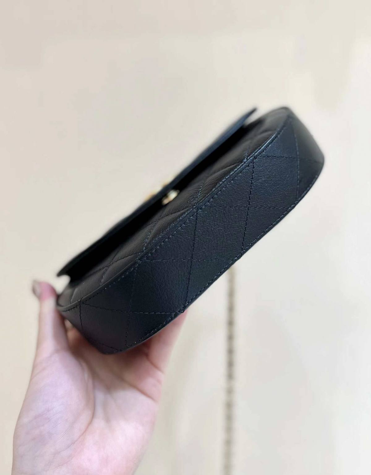 Ellebag’s Exquisite Replica: The Black Lambskin Chanel 23A AP3367 with Gold Hardware(2024 Dec Updated)-ʻOi aku ka maikaʻi o ka ʻeke Louis Vuitton ʻeke hoʻopunipuni ma ka hale kūʻai pūnaewele, ʻeke hoʻolālā kope ru