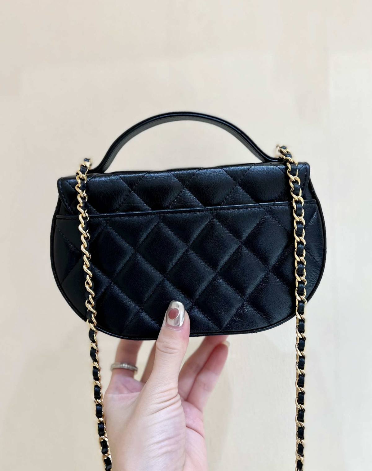 Ellebag’s Exquisite Replica: The Black Lambskin Chanel 23A AP3367 with Gold Hardware(2024 Dec Updated)-ʻOi aku ka maikaʻi o ka ʻeke Louis Vuitton ʻeke hoʻopunipuni ma ka hale kūʻai pūnaewele, ʻeke hoʻolālā kope ru