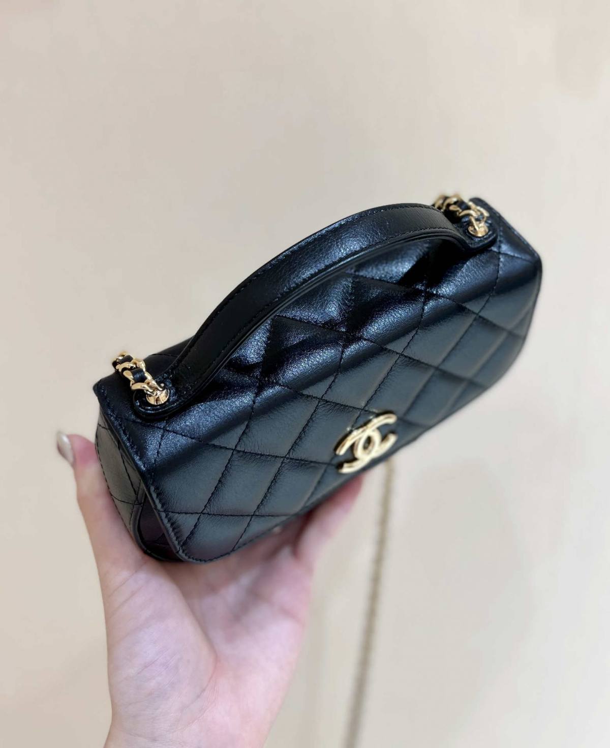 Ellebag’s Exquisite Replica: The Black Lambskin Chanel 23A AP3367 with Gold Hardware(2024 Dec Updated)-ʻOi aku ka maikaʻi o ka ʻeke Louis Vuitton ʻeke hoʻopunipuni ma ka hale kūʻai pūnaewele, ʻeke hoʻolālā kope ru