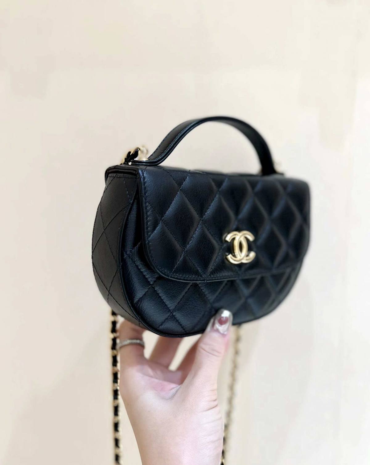 Ellebag’s Exquisite Replica: The Black Lambskin Chanel 23A AP3367 with Gold Hardware(2024 Dec Updated)-ʻOi aku ka maikaʻi o ka ʻeke Louis Vuitton ʻeke hoʻopunipuni ma ka hale kūʻai pūnaewele, ʻeke hoʻolālā kope ru