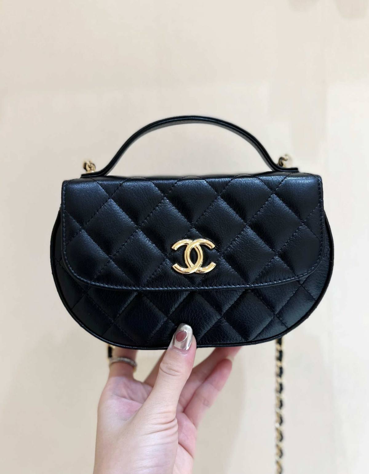 Ellebag’s Exquisite Replica: The Black Lambskin Chanel 23A AP3367 with Gold Hardware(2024 Dec Updated)-ʻOi aku ka maikaʻi o ka ʻeke Louis Vuitton ʻeke hoʻopunipuni ma ka hale kūʻai pūnaewele, ʻeke hoʻolālā kope ru