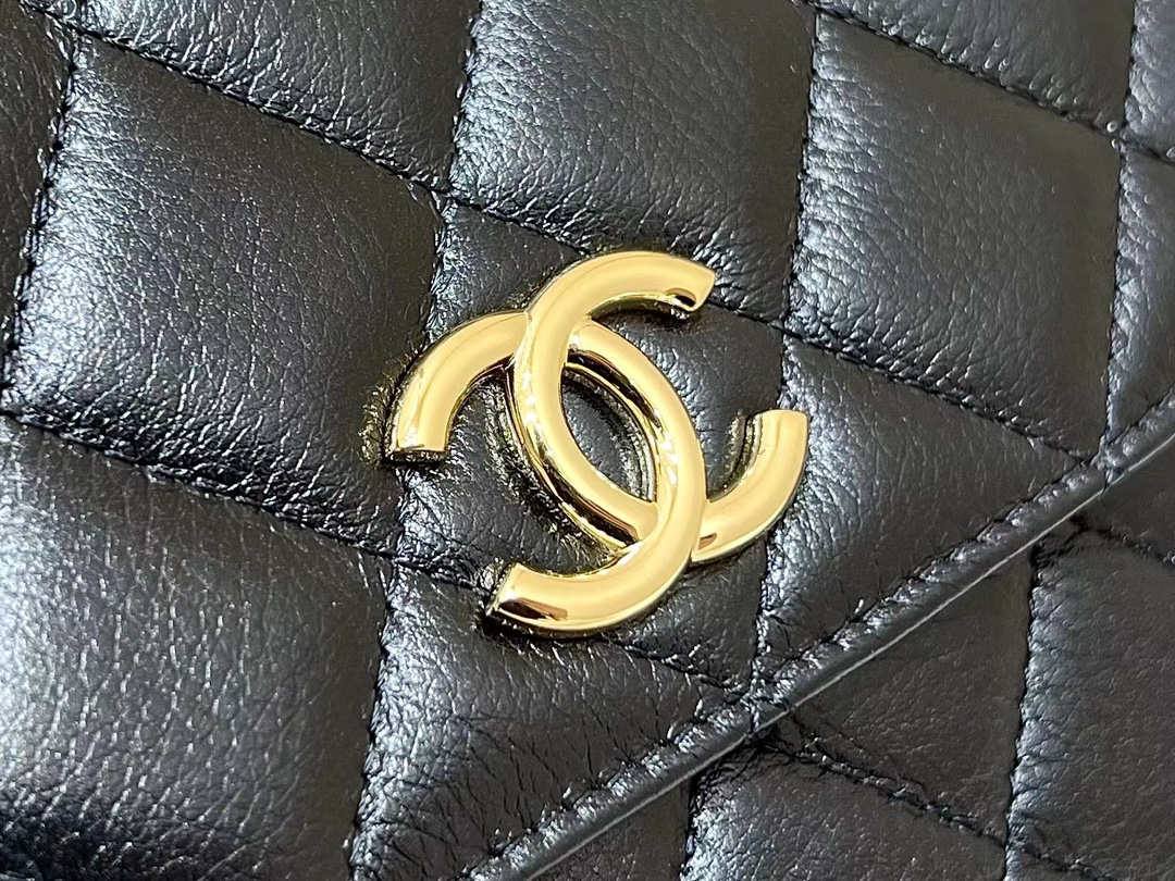 Ellebag’s Exquisite Replica: The Black Lambskin Chanel 23A AP3367 with Gold Hardware(2024 Dec Updated)-ʻOi aku ka maikaʻi o ka ʻeke Louis Vuitton ʻeke hoʻopunipuni ma ka hale kūʻai pūnaewele, ʻeke hoʻolālā kope ru