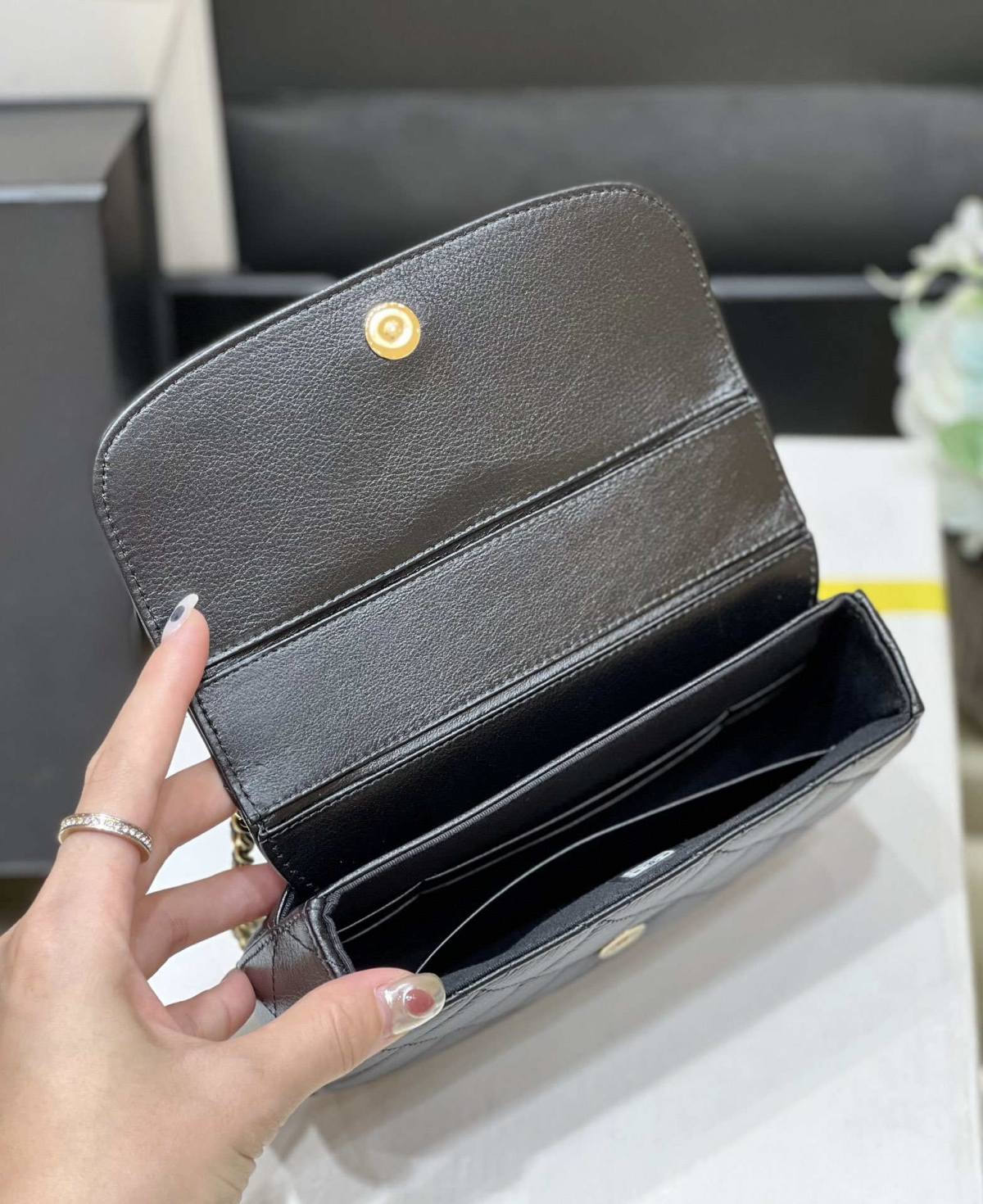 Ellebag’s Exquisite Replica: The Black Lambskin Chanel 23A AP3367 with Gold Hardware(2024 Dec Updated)-ʻOi aku ka maikaʻi o ka ʻeke Louis Vuitton ʻeke hoʻopunipuni ma ka hale kūʻai pūnaewele, ʻeke hoʻolālā kope ru