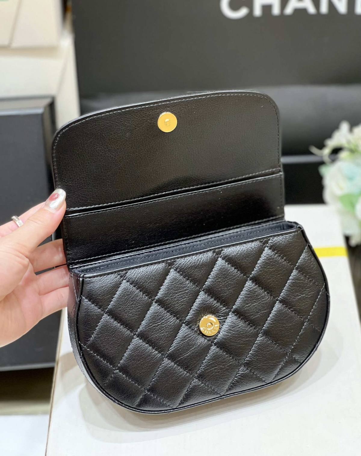 Ellebag’s Exquisite Replica: The Black Lambskin Chanel 23A AP3367 with Gold Hardware(2024 Dec Updated)-ʻOi aku ka maikaʻi o ka ʻeke Louis Vuitton ʻeke hoʻopunipuni ma ka hale kūʻai pūnaewele, ʻeke hoʻolālā kope ru