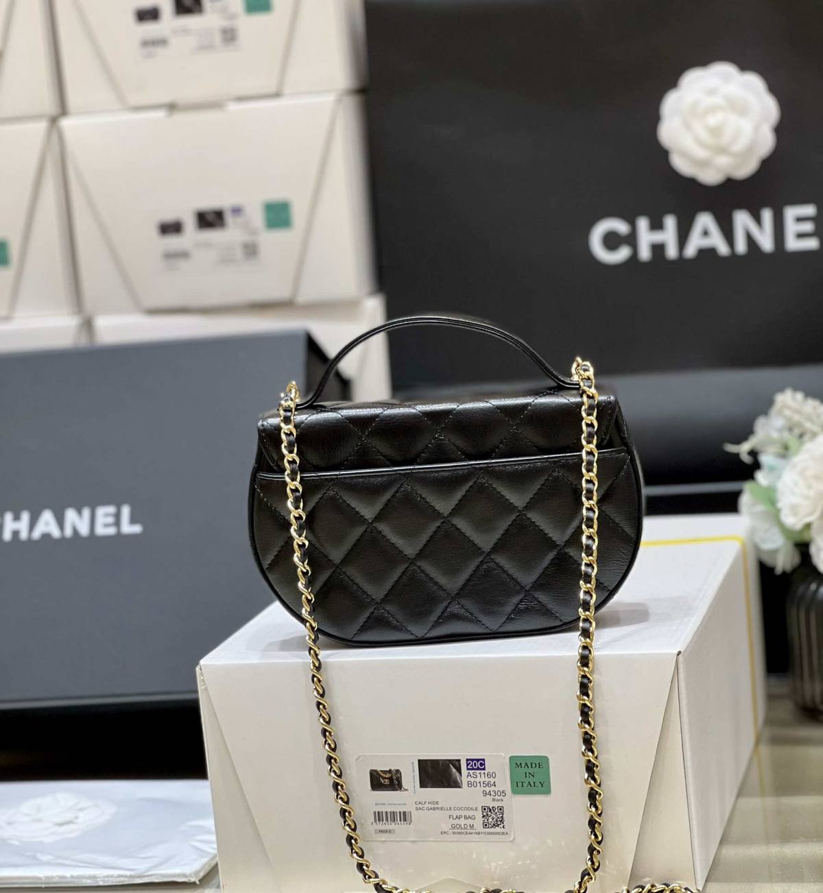 Ellebag’s Exquisite Replica: The Black Lambskin Chanel 23A AP3367 with Gold Hardware(2024 Dec Updated)-ʻOi aku ka maikaʻi o ka ʻeke Louis Vuitton ʻeke hoʻopunipuni ma ka hale kūʻai pūnaewele, ʻeke hoʻolālā kope ru