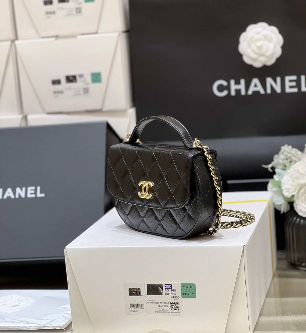 Ellebag’s Exquisite Replica: The Black Lambskin Chanel 23A AP3367 with Gold Hardware(2024 Dec Updated)-ʻOi aku ka maikaʻi o ka ʻeke Louis Vuitton ʻeke hoʻopunipuni ma ka hale kūʻai pūnaewele, ʻeke hoʻolālā kope ru