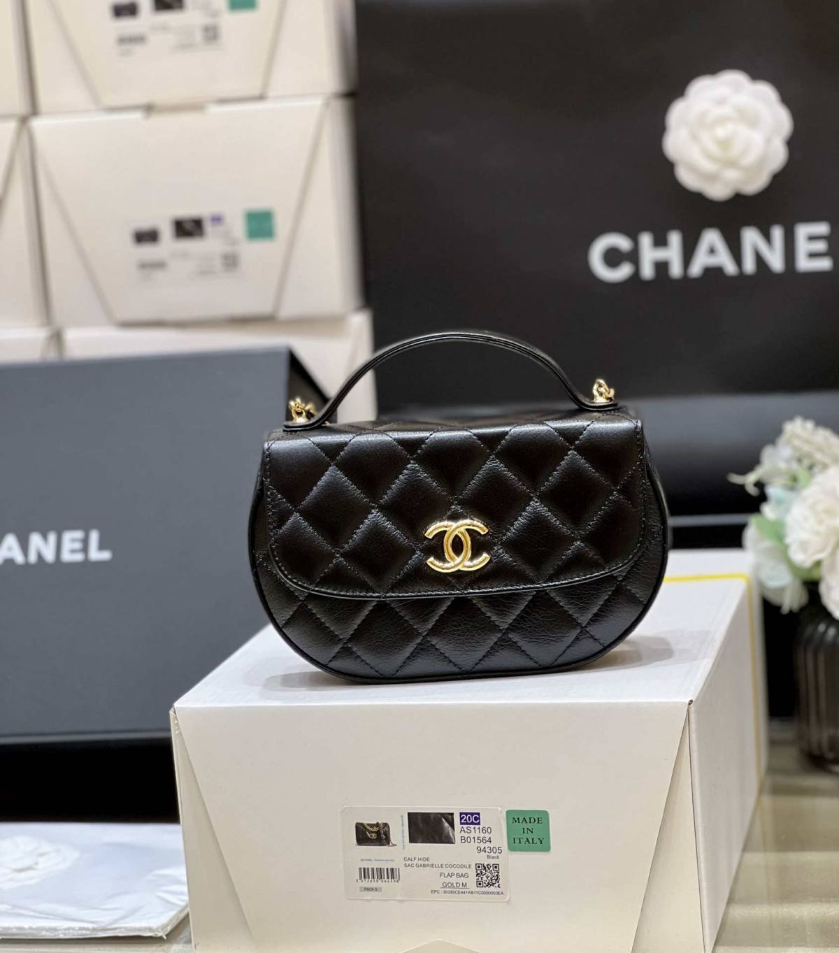 Ellebag’s Exquisite Replica: The Black Lambskin Chanel 23A AP3367 with Gold Hardware(2024 Dec Updated)-ʻOi aku ka maikaʻi o ka ʻeke Louis Vuitton ʻeke hoʻopunipuni ma ka hale kūʻai pūnaewele, ʻeke hoʻolālā kope ru