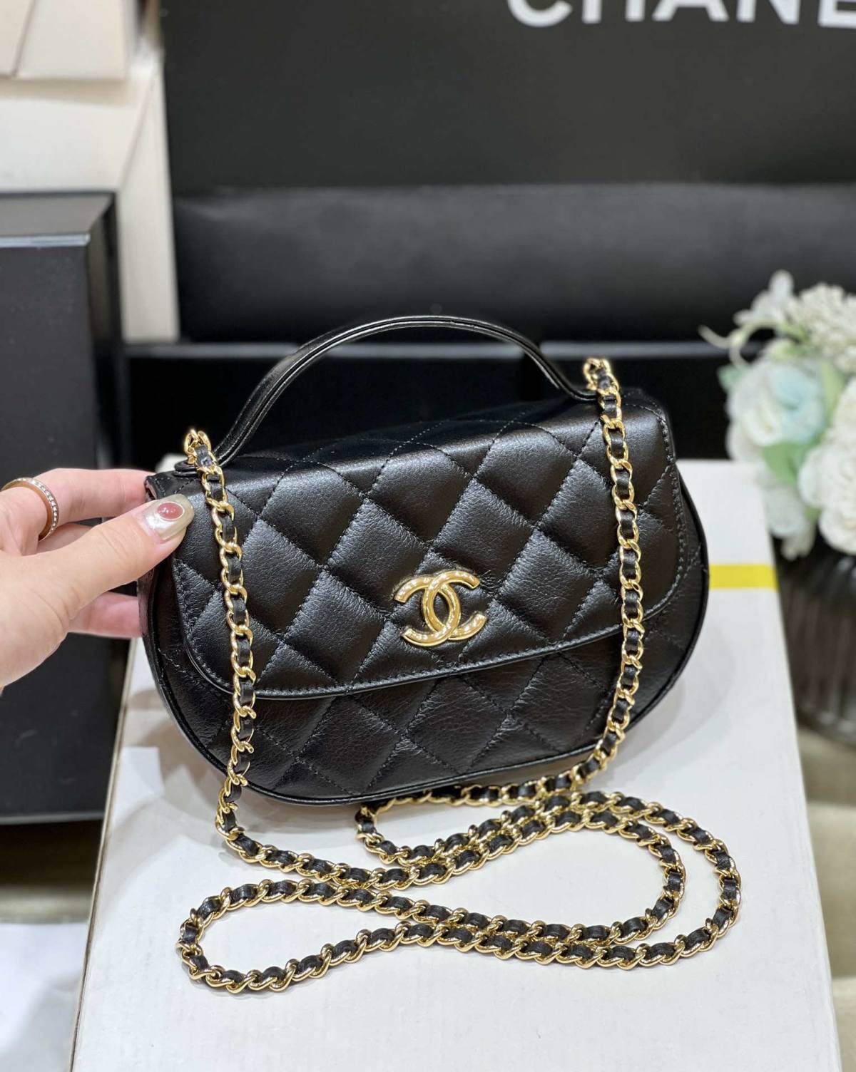 Ellebag’s Exquisite Replica: The Black Lambskin Chanel 23A AP3367 with Gold Hardware(2024 Dec Updated)-ʻOi aku ka maikaʻi o ka ʻeke Louis Vuitton ʻeke hoʻopunipuni ma ka hale kūʻai pūnaewele, ʻeke hoʻolālā kope ru