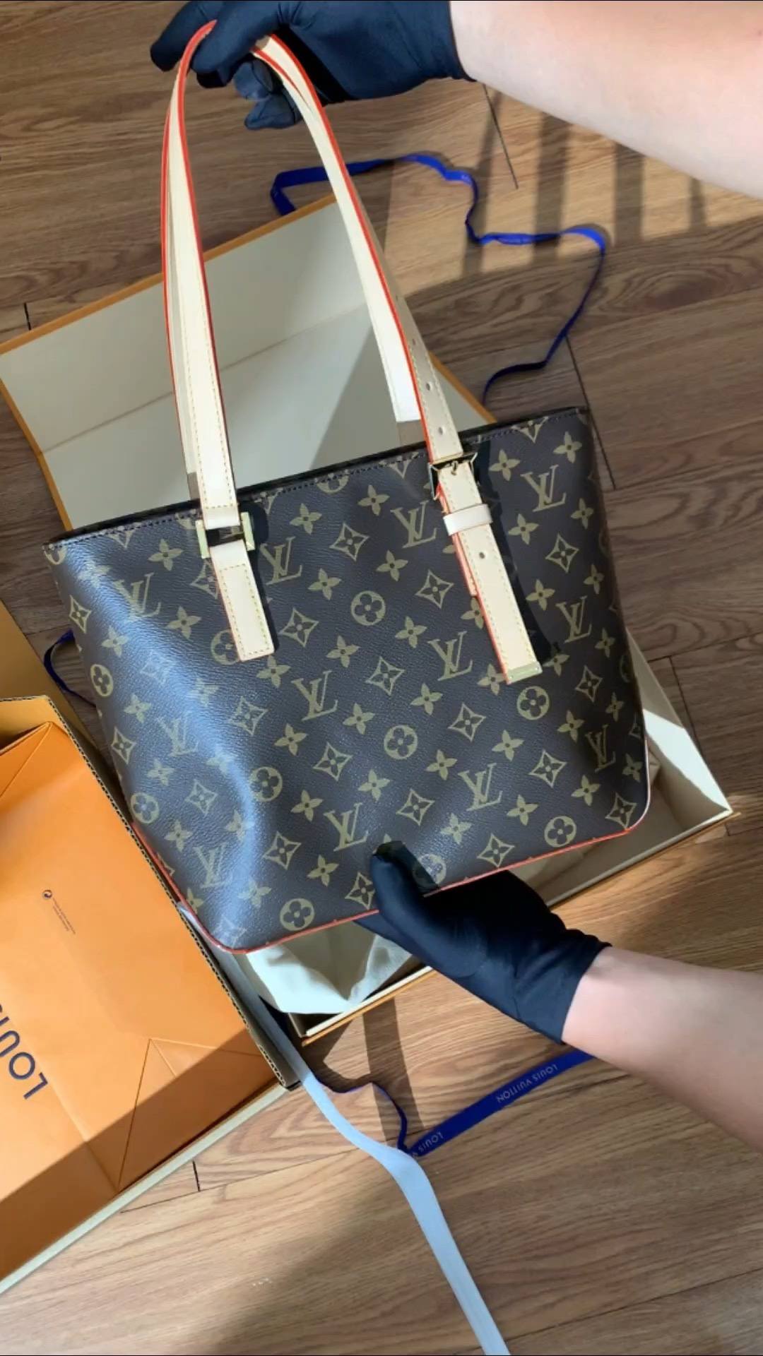 Ellebag’s Craftsmanship: M12095 Piano Handbag – A 1:1 Replica of Louis Vuitton’s Newest Icon(2024 Dec Updated)-ʻOi aku ka maikaʻi o ka ʻeke Louis Vuitton ʻeke hoʻopunipuni ma ka hale kūʻai pūnaewele, ʻeke hoʻolālā kope ru