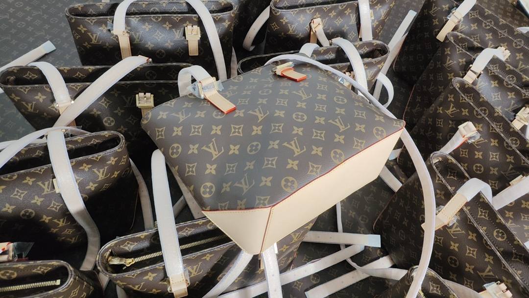 Ellebag’s Craftsmanship: M12095 Piano Handbag – A 1:1 Replica of Louis Vuitton’s Newest Icon(2024 Dec Updated)-ʻOi aku ka maikaʻi o ka ʻeke Louis Vuitton ʻeke hoʻopunipuni ma ka hale kūʻai pūnaewele, ʻeke hoʻolālā kope ru