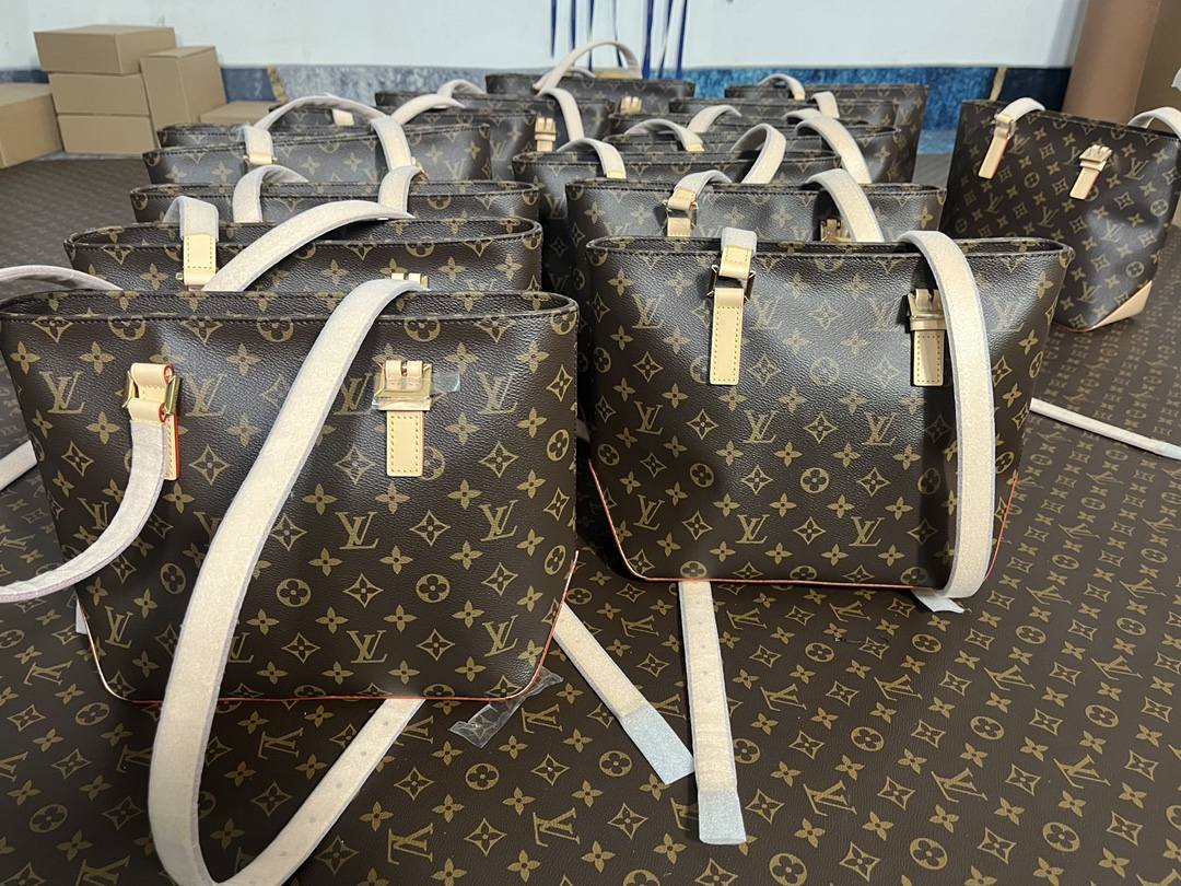 Ellebag’s Craftsmanship: M12095 Piano Handbag – A 1:1 Replica of Louis Vuitton’s Newest Icon(2024 Dec Updated)-ʻOi aku ka maikaʻi o ka ʻeke Louis Vuitton ʻeke hoʻopunipuni ma ka hale kūʻai pūnaewele, ʻeke hoʻolālā kope ru