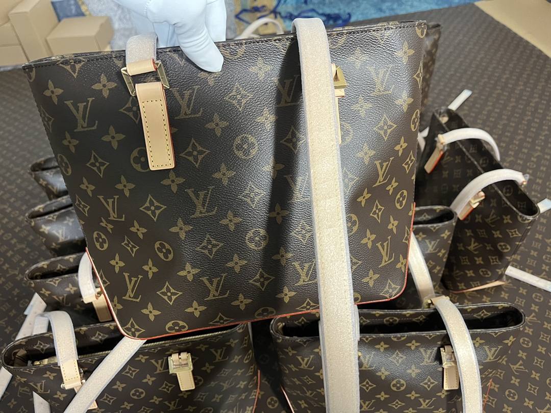 Ellebag’s Craftsmanship: M12095 Piano Handbag – A 1:1 Replica of Louis Vuitton’s Newest Icon(2024 Dec Updated)-ʻOi aku ka maikaʻi o ka ʻeke Louis Vuitton ʻeke hoʻopunipuni ma ka hale kūʻai pūnaewele, ʻeke hoʻolālā kope ru