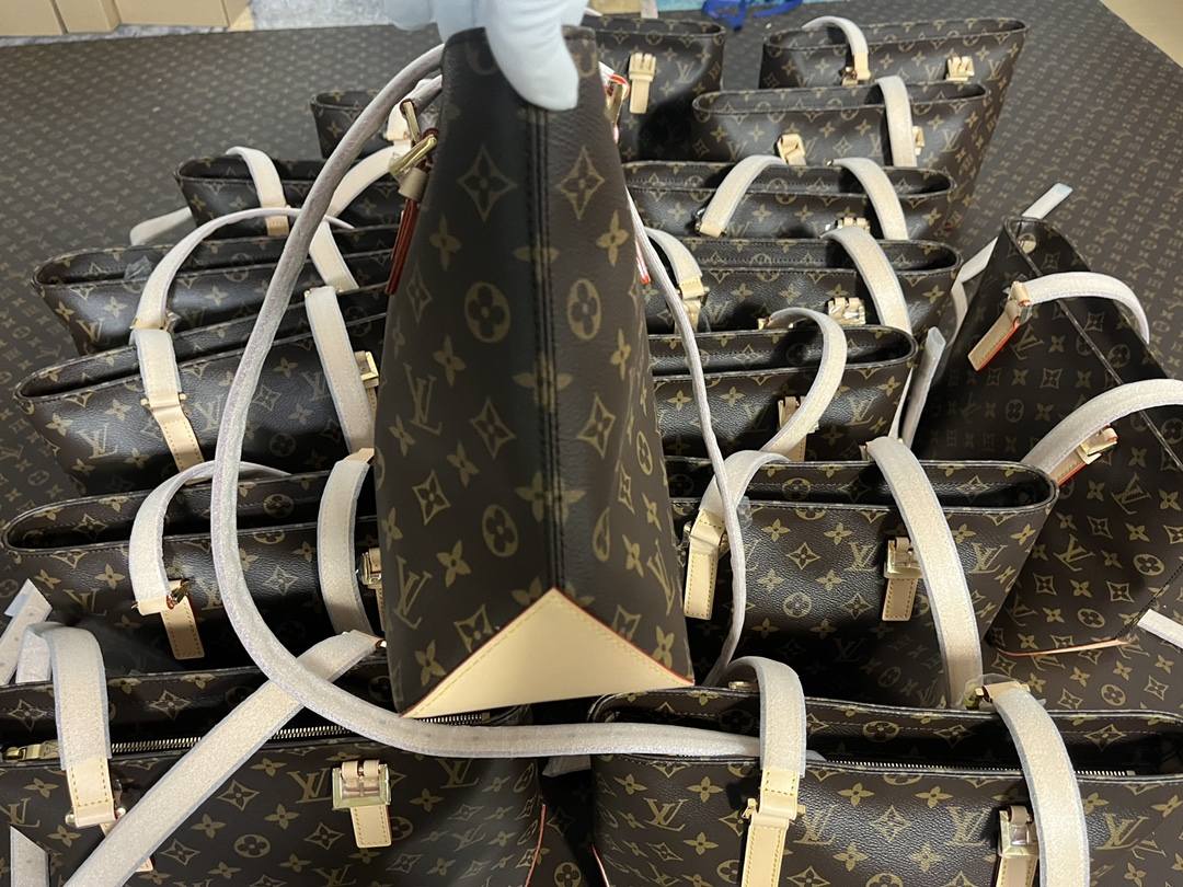 Ellebag’s Craftsmanship: M12095 Piano Handbag – A 1:1 Replica of Louis Vuitton’s Newest Icon(2024 Dec Updated)-ʻOi aku ka maikaʻi o ka ʻeke Louis Vuitton ʻeke hoʻopunipuni ma ka hale kūʻai pūnaewele, ʻeke hoʻolālā kope ru