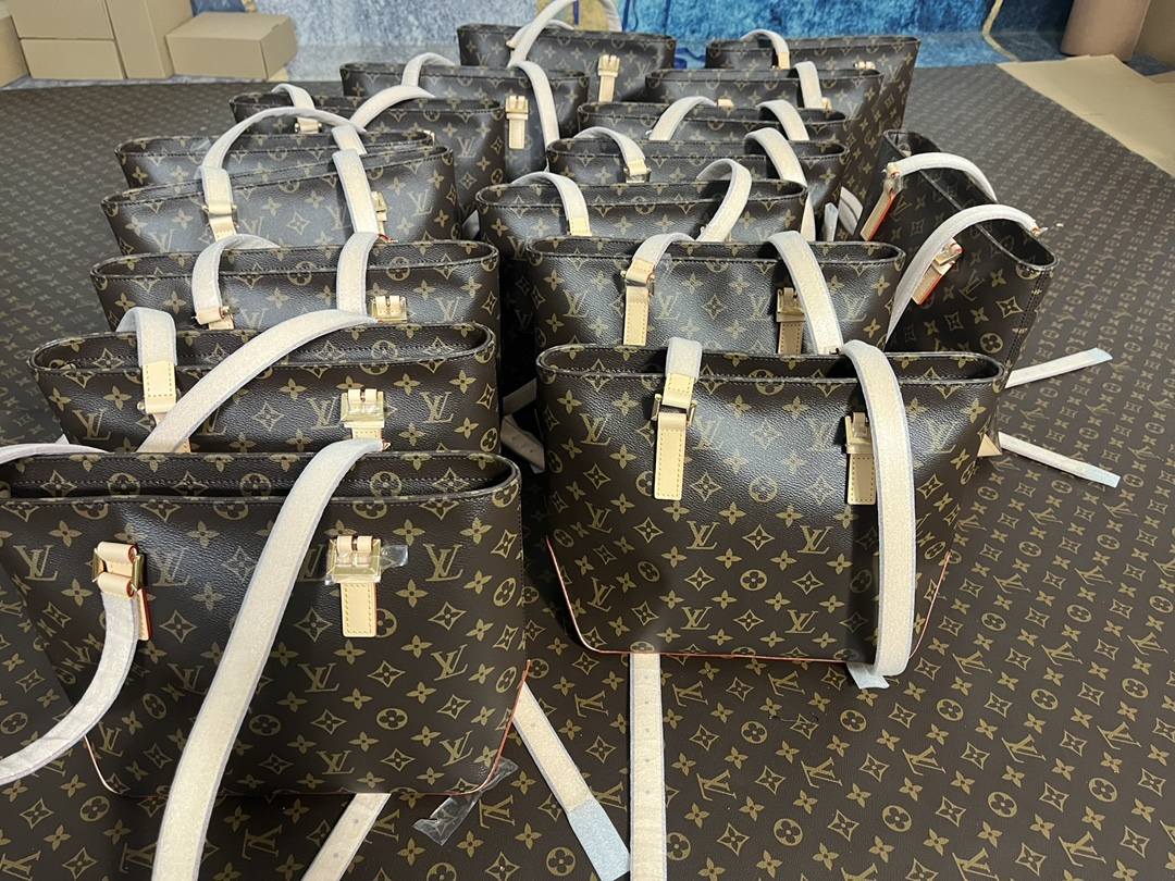 Ellebag’s Craftsmanship: M12095 Piano Handbag – A 1:1 Replica of Louis Vuitton’s Newest Icon(2024 Dec Updated)-ʻOi aku ka maikaʻi o ka ʻeke Louis Vuitton ʻeke hoʻopunipuni ma ka hale kūʻai pūnaewele, ʻeke hoʻolālā kope ru