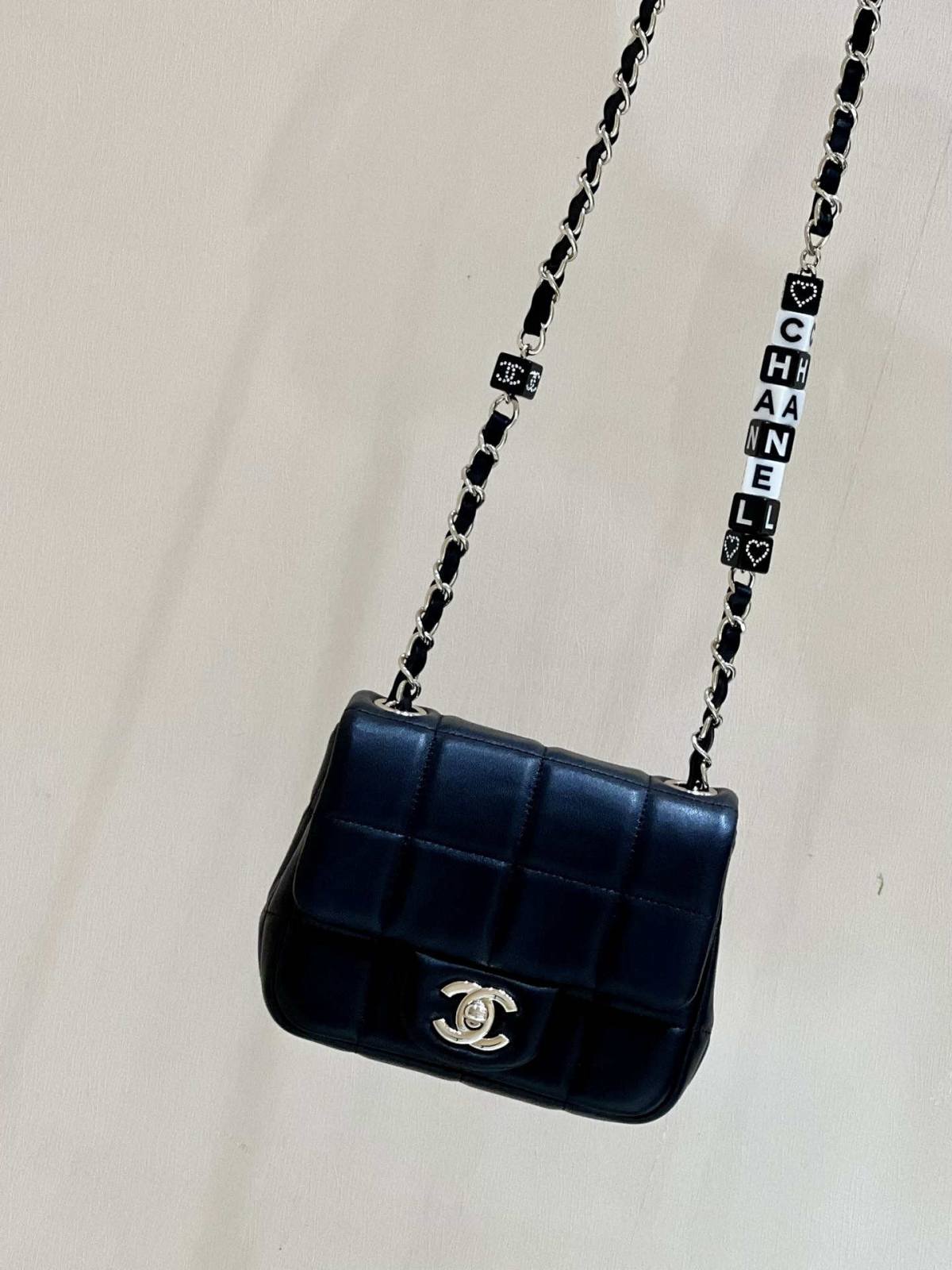 Ellebag’s Exquisite Replica: The Black Lambskin Chanel 23C AS3744 with Vintage Hardware(2024 Dec Updated)-ʻOi aku ka maikaʻi o ka ʻeke Louis Vuitton ʻeke hoʻopunipuni ma ka hale kūʻai pūnaewele, ʻeke hoʻolālā kope ru