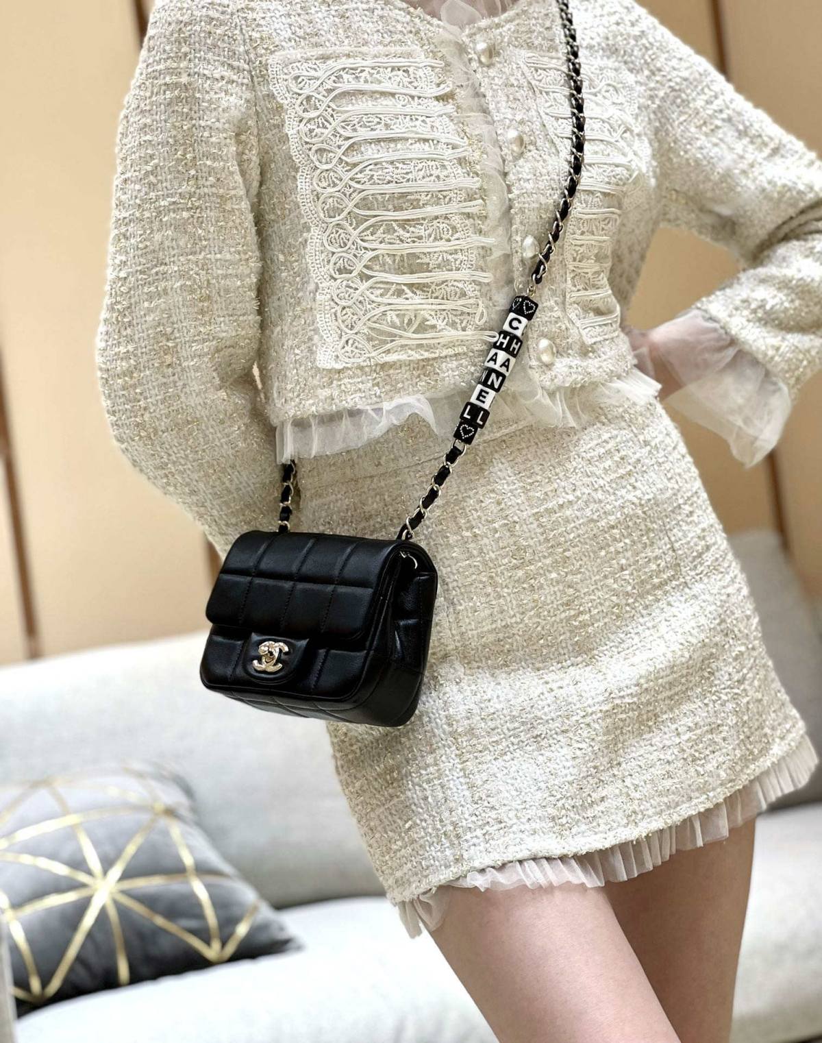 Ellebag’s Exquisite Replica: The Black Lambskin Chanel 23C AS3744 with Vintage Hardware(2024 Dec Updated)-ʻOi aku ka maikaʻi o ka ʻeke Louis Vuitton ʻeke hoʻopunipuni ma ka hale kūʻai pūnaewele, ʻeke hoʻolālā kope ru