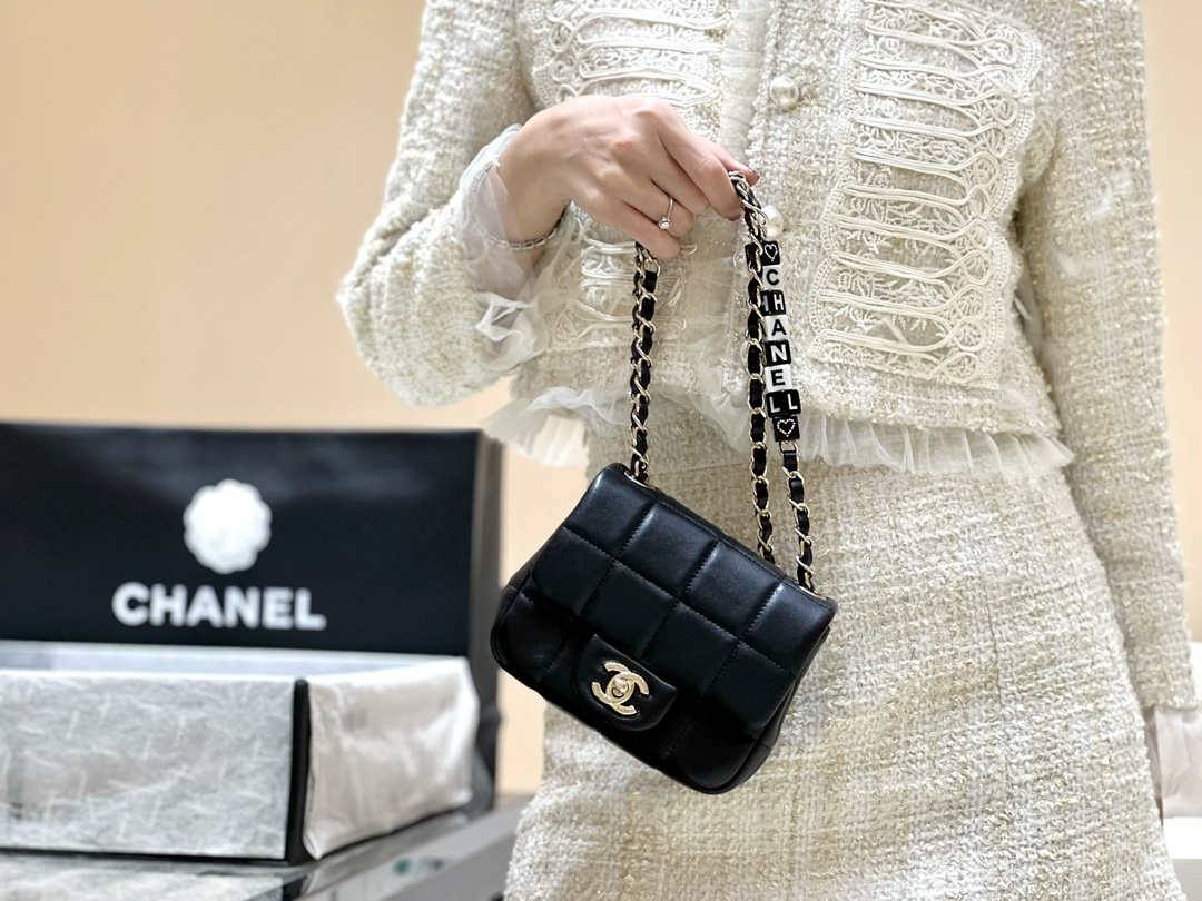 Ellebag’s Exquisite Replica: The Black Lambskin Chanel 23C AS3744 with Vintage Hardware(2024 Dec Updated)-ʻOi aku ka maikaʻi o ka ʻeke Louis Vuitton ʻeke hoʻopunipuni ma ka hale kūʻai pūnaewele, ʻeke hoʻolālā kope ru