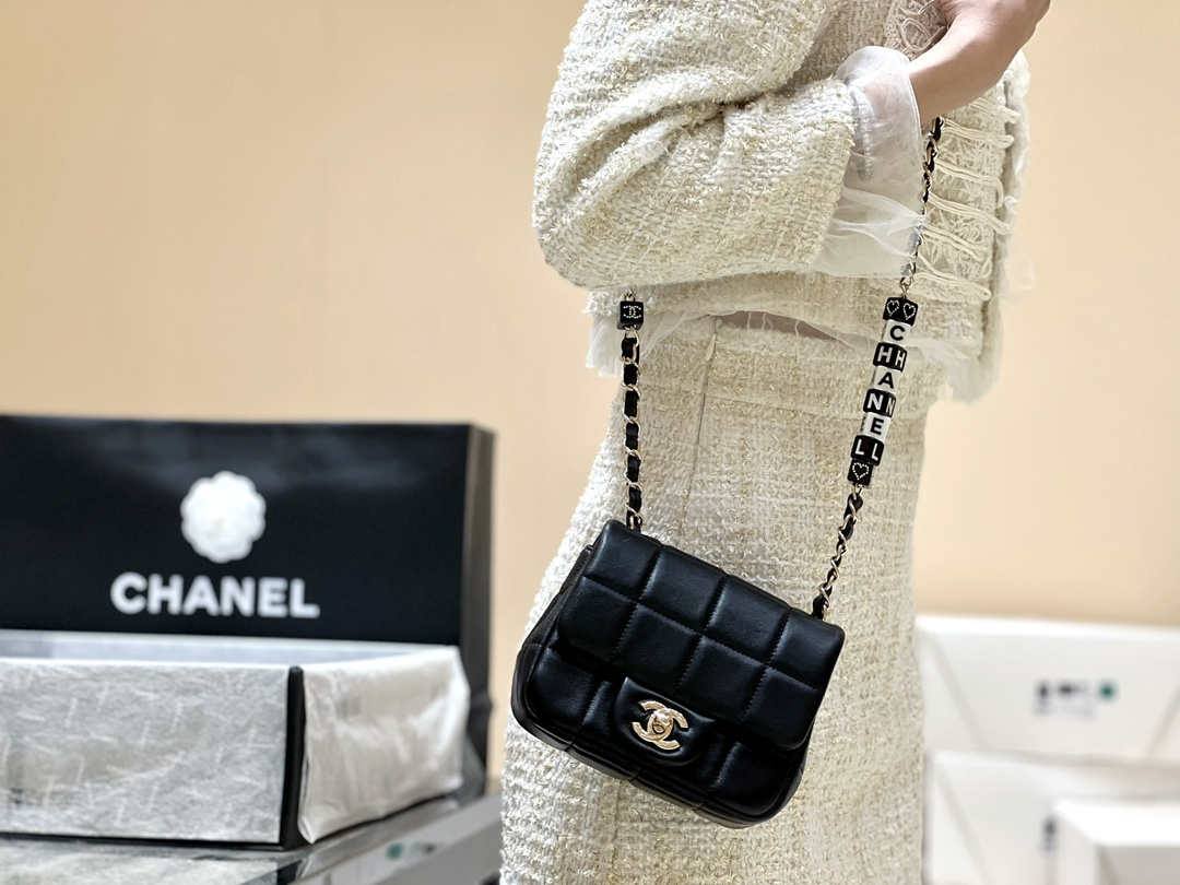 Ellebag’s Exquisite Replica: The Black Lambskin Chanel 23C AS3744 with Vintage Hardware(2024 Dec Updated)-ʻOi aku ka maikaʻi o ka ʻeke Louis Vuitton ʻeke hoʻopunipuni ma ka hale kūʻai pūnaewele, ʻeke hoʻolālā kope ru