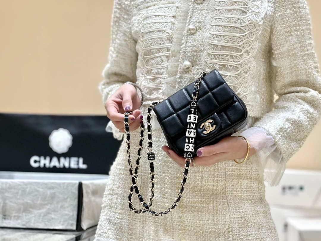 Ellebag’s Exquisite Replica: The Black Lambskin Chanel 23C AS3744 with Vintage Hardware(2024 Dec Updated)-ʻOi aku ka maikaʻi o ka ʻeke Louis Vuitton ʻeke hoʻopunipuni ma ka hale kūʻai pūnaewele, ʻeke hoʻolālā kope ru