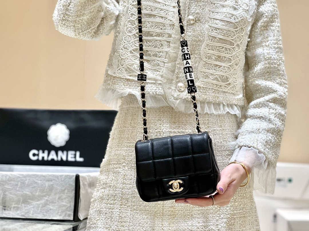 Ellebag’s Exquisite Replica: The Black Lambskin Chanel 23C AS3744 with Vintage Hardware(2024 Dec Updated)-ʻOi aku ka maikaʻi o ka ʻeke Louis Vuitton ʻeke hoʻopunipuni ma ka hale kūʻai pūnaewele, ʻeke hoʻolālā kope ru