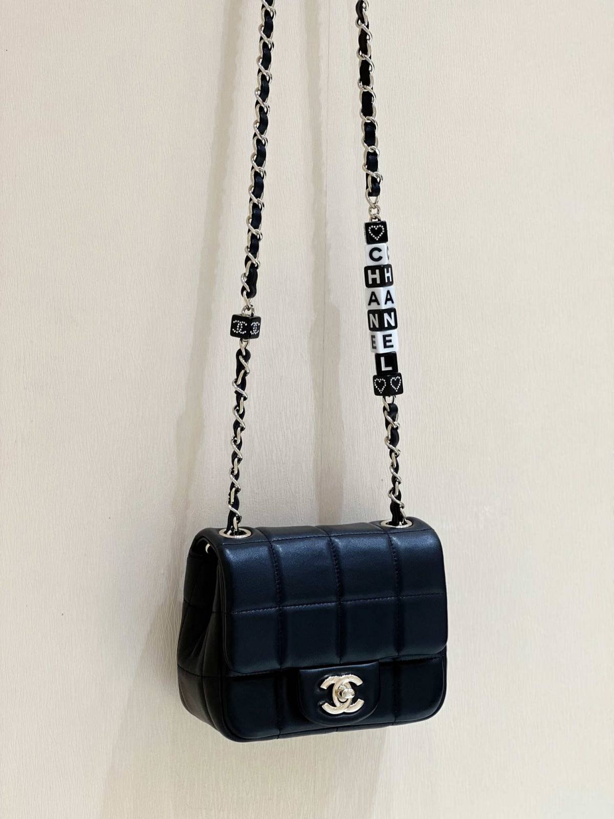 Ellebag’s Exquisite Replica: The Black Lambskin Chanel 23C AS3744 with Vintage Hardware(2024 Dec Updated)-ʻOi aku ka maikaʻi o ka ʻeke Louis Vuitton ʻeke hoʻopunipuni ma ka hale kūʻai pūnaewele, ʻeke hoʻolālā kope ru