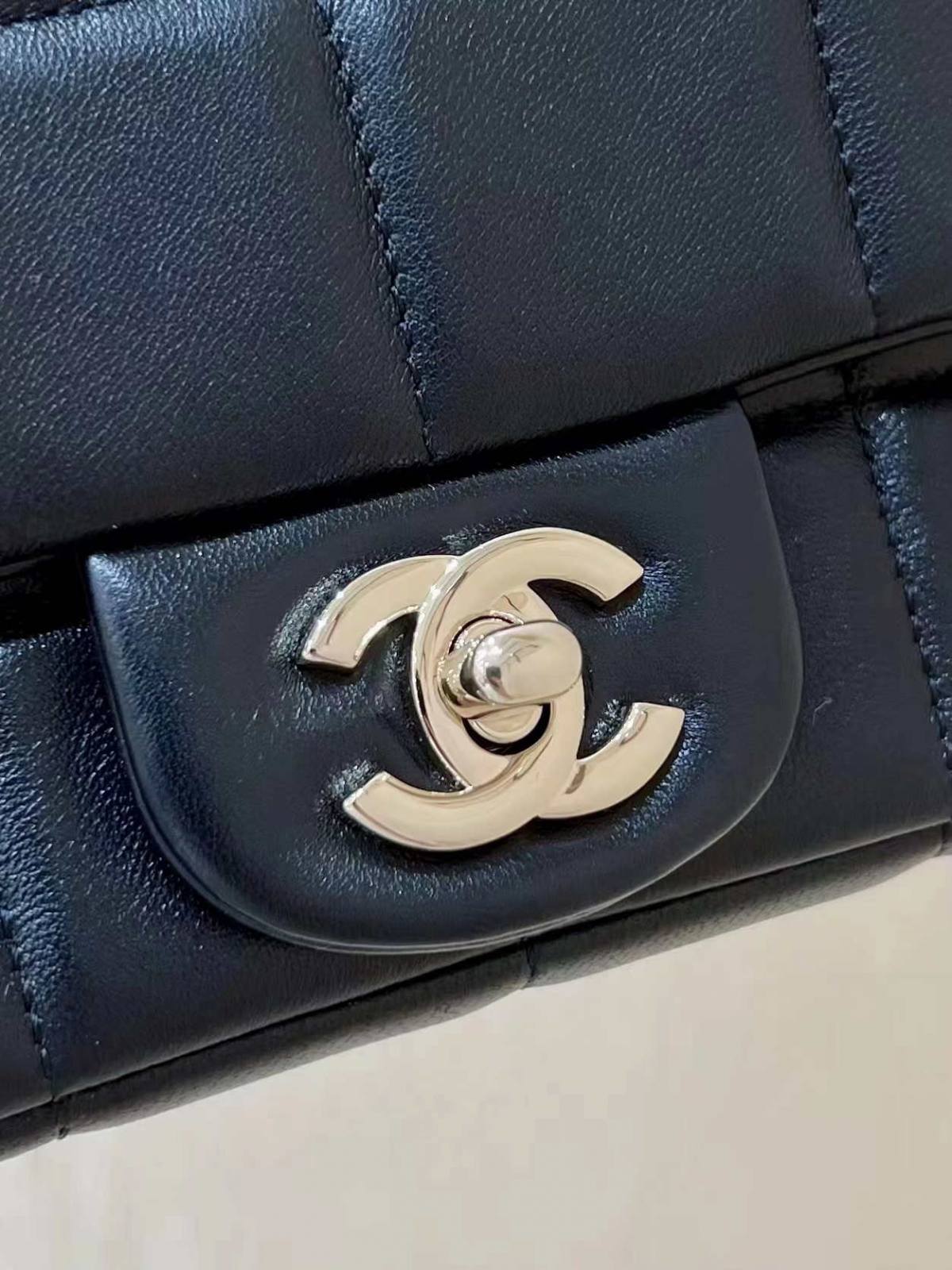 Ellebag’s Exquisite Replica: The Black Lambskin Chanel 23C AS3744 with Vintage Hardware(2024 Dec Updated)-ʻOi aku ka maikaʻi o ka ʻeke Louis Vuitton ʻeke hoʻopunipuni ma ka hale kūʻai pūnaewele, ʻeke hoʻolālā kope ru