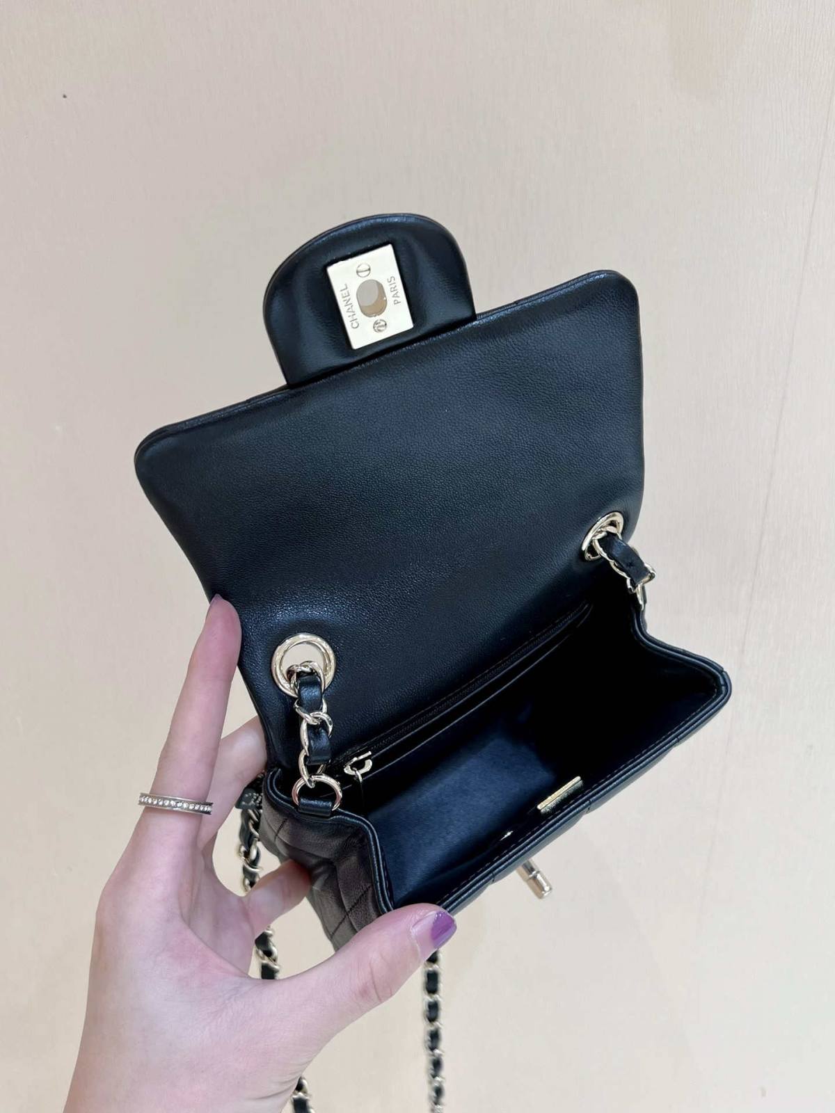 Ellebag’s Exquisite Replica: The Black Lambskin Chanel 23C AS3744 with Vintage Hardware(2024 Dec Updated)-ʻOi aku ka maikaʻi o ka ʻeke Louis Vuitton ʻeke hoʻopunipuni ma ka hale kūʻai pūnaewele, ʻeke hoʻolālā kope ru