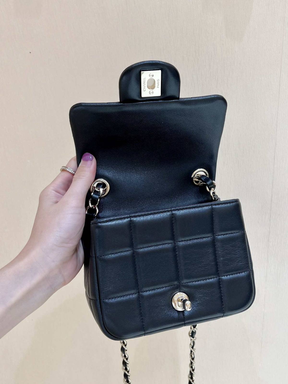 Ellebag’s Exquisite Replica: The Black Lambskin Chanel 23C AS3744 with Vintage Hardware(2024 Dec Updated)-ʻOi aku ka maikaʻi o ka ʻeke Louis Vuitton ʻeke hoʻopunipuni ma ka hale kūʻai pūnaewele, ʻeke hoʻolālā kope ru