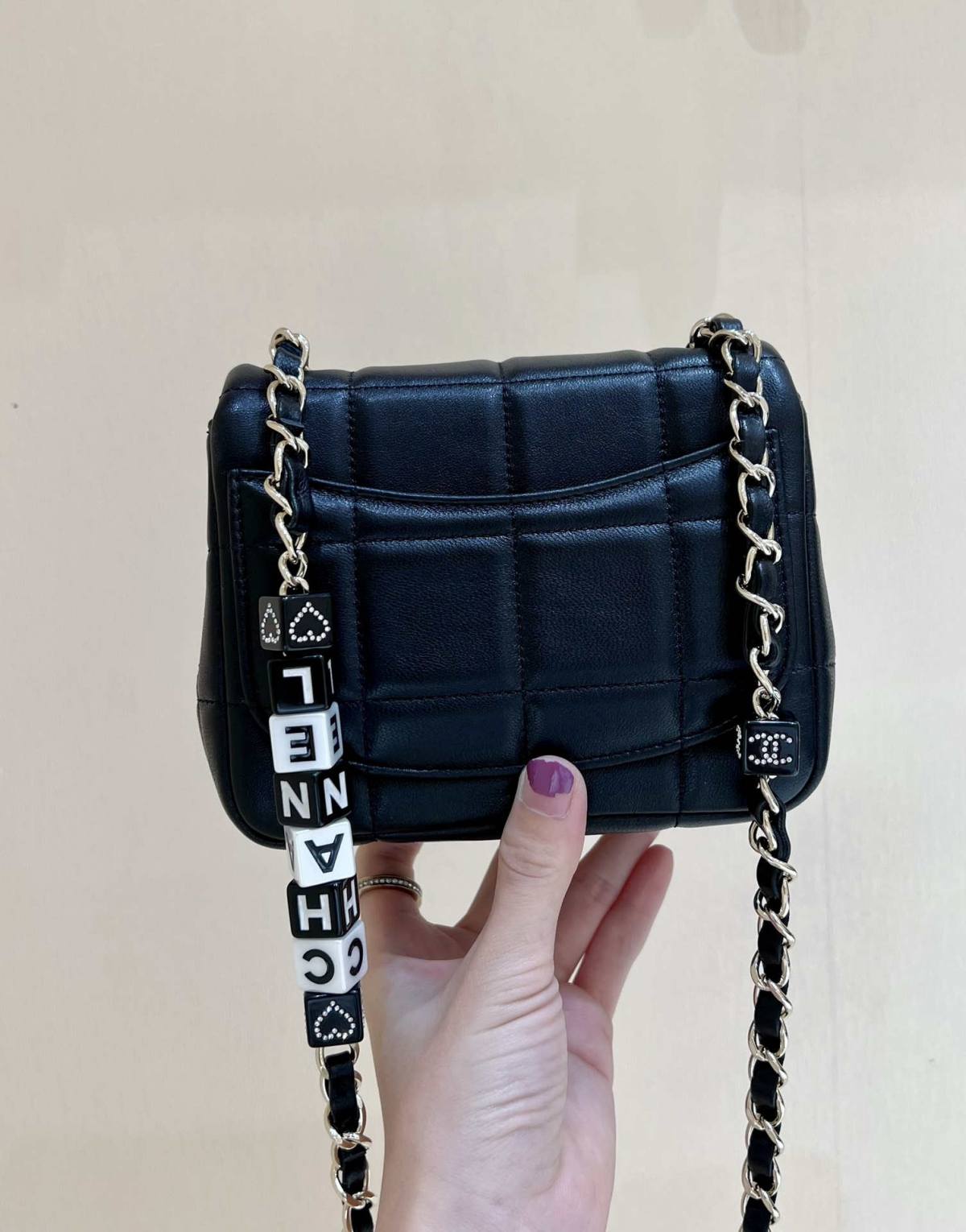 Ellebag’s Exquisite Replica: The Black Lambskin Chanel 23C AS3744 with Vintage Hardware(2024 Dec Updated)-ʻOi aku ka maikaʻi o ka ʻeke Louis Vuitton ʻeke hoʻopunipuni ma ka hale kūʻai pūnaewele, ʻeke hoʻolālā kope ru