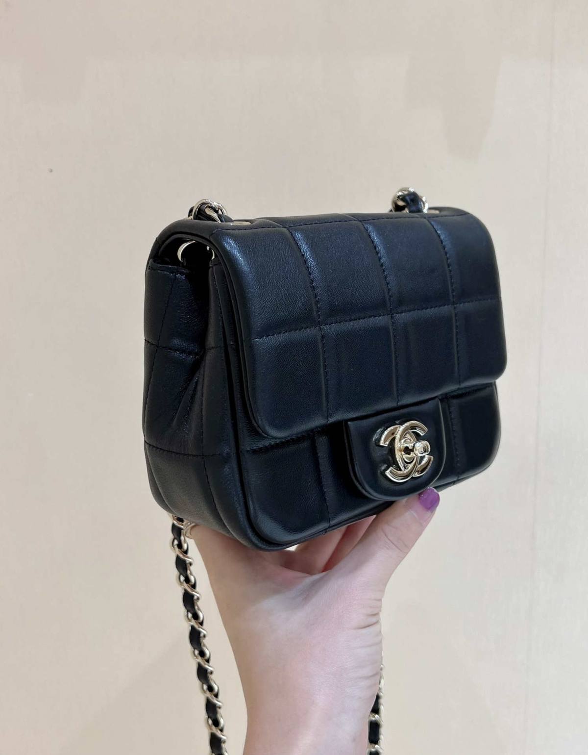 Ellebag’s Exquisite Replica: The Black Lambskin Chanel 23C AS3744 with Vintage Hardware(2024 Dec Updated)-ʻOi aku ka maikaʻi o ka ʻeke Louis Vuitton ʻeke hoʻopunipuni ma ka hale kūʻai pūnaewele, ʻeke hoʻolālā kope ru