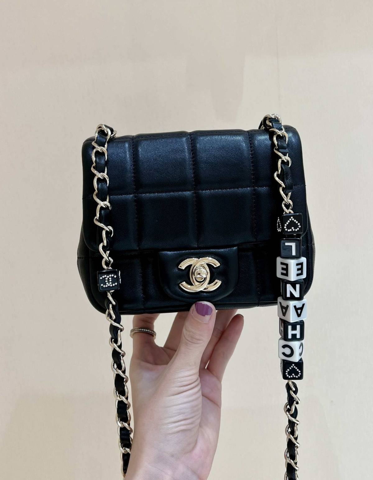 Ellebag’s Exquisite Replica: The Black Lambskin Chanel 23C AS3744 with Vintage Hardware(2024 Dec Updated)-ʻOi aku ka maikaʻi o ka ʻeke Louis Vuitton ʻeke hoʻopunipuni ma ka hale kūʻai pūnaewele, ʻeke hoʻolālā kope ru