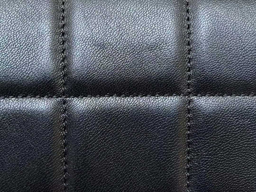 Ellebag’s Exquisite Replica: The Black Lambskin Chanel 23C AS3744 with Vintage Hardware(2024 Dec Updated)-ʻOi aku ka maikaʻi o ka ʻeke Louis Vuitton ʻeke hoʻopunipuni ma ka hale kūʻai pūnaewele, ʻeke hoʻolālā kope ru