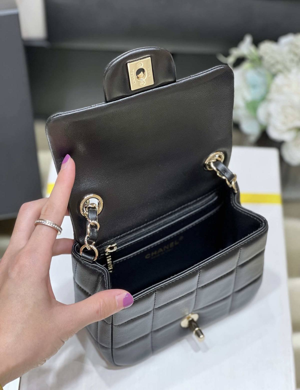 Ellebag’s Exquisite Replica: The Black Lambskin Chanel 23C AS3744 with Vintage Hardware(2024 Dec Updated)-ʻOi aku ka maikaʻi o ka ʻeke Louis Vuitton ʻeke hoʻopunipuni ma ka hale kūʻai pūnaewele, ʻeke hoʻolālā kope ru