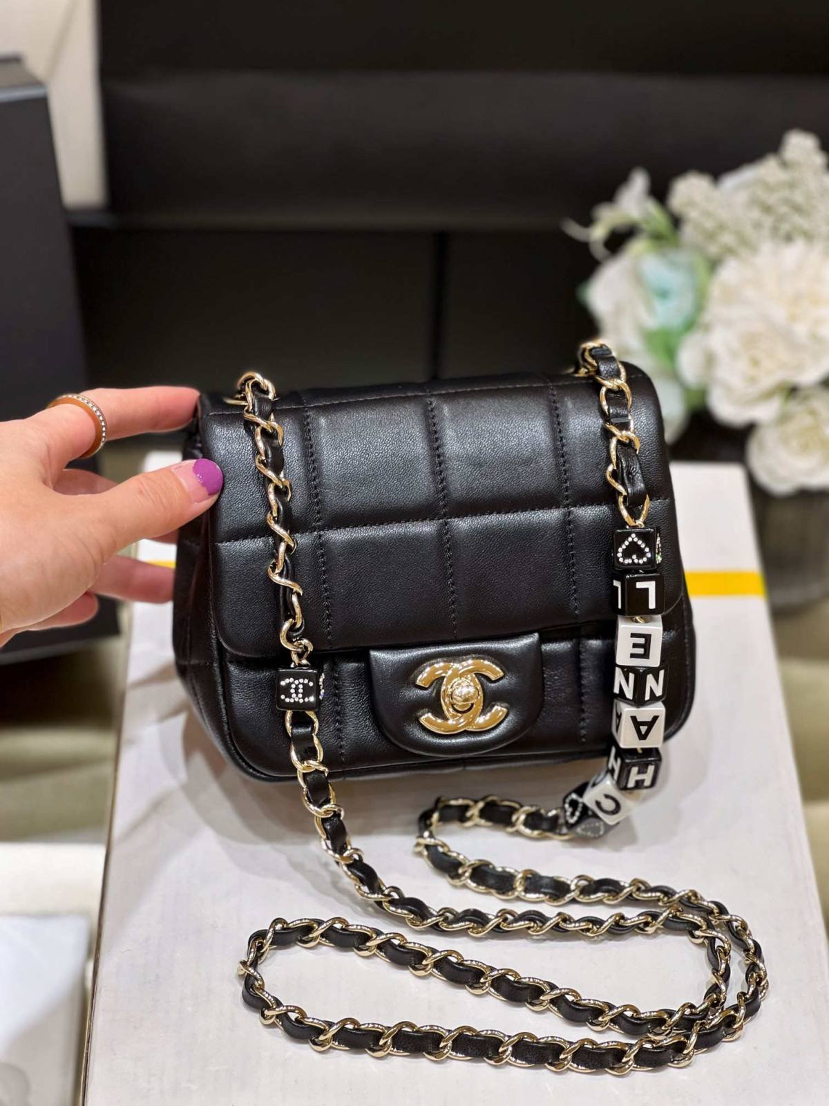 Ellebag’s Exquisite Replica: The Black Lambskin Chanel 23C AS3744 with Vintage Hardware(2024 Dec Updated)-ʻOi aku ka maikaʻi o ka ʻeke Louis Vuitton ʻeke hoʻopunipuni ma ka hale kūʻai pūnaewele, ʻeke hoʻolālā kope ru