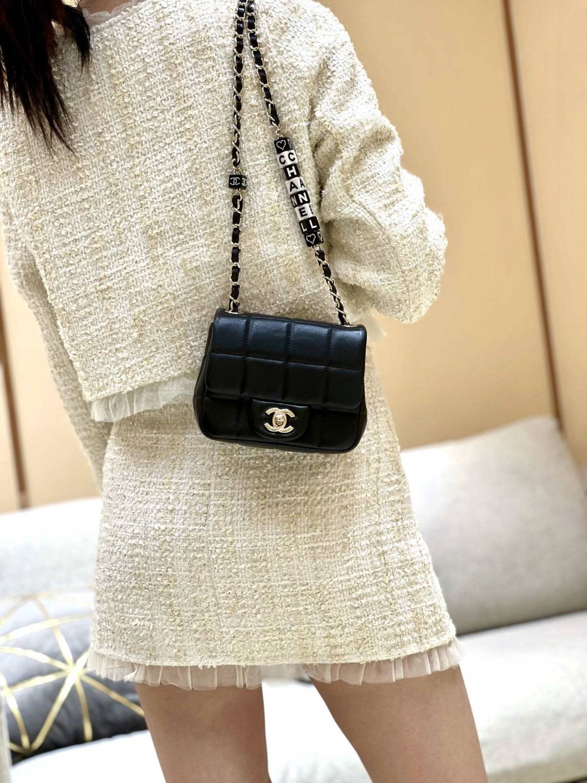 Ellebag’s Exquisite Replica: The Black Lambskin Chanel 23C AS3744 with Vintage Hardware(2024 Dec Updated)-ʻOi aku ka maikaʻi o ka ʻeke Louis Vuitton ʻeke hoʻopunipuni ma ka hale kūʻai pūnaewele, ʻeke hoʻolālā kope ru