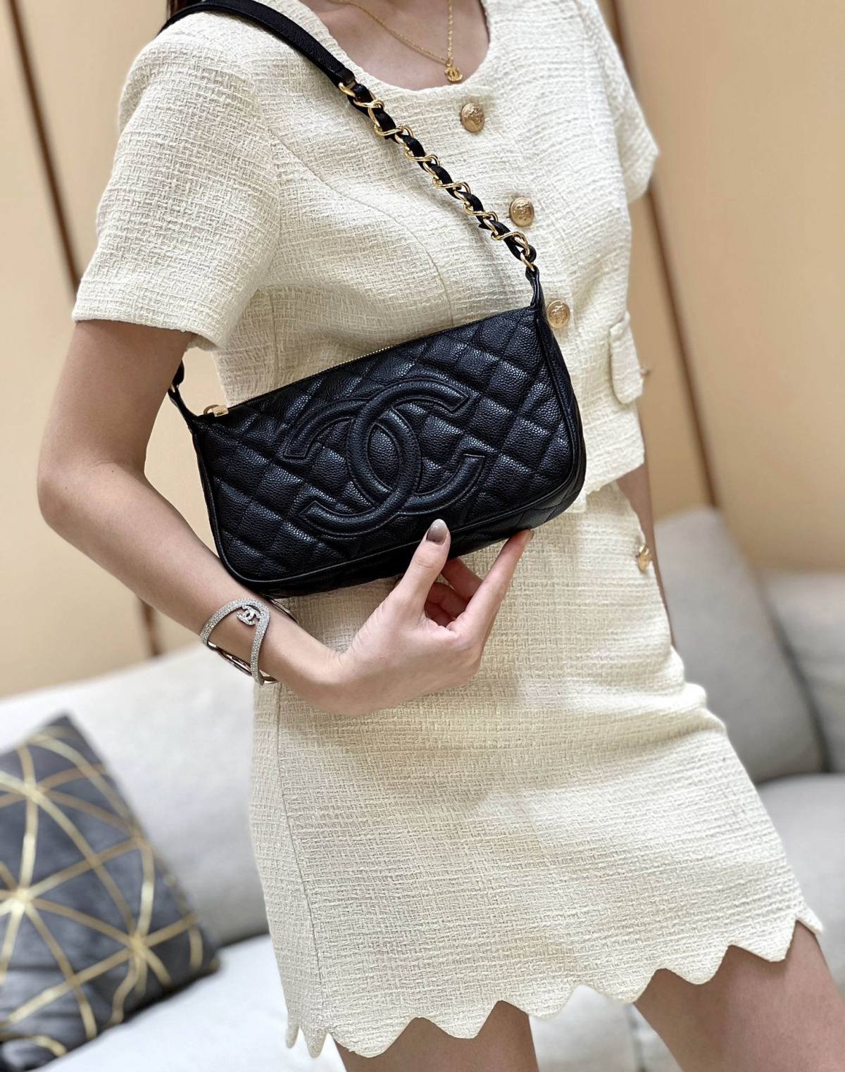 Ellebag’s Exquisite Replica: The Black Lambskin Chanel Bag with Wide Leather-Interlaced Chain and Gold Hardware(2024 Dec Updated)-ʻOi aku ka maikaʻi o ka ʻeke Louis Vuitton ʻeke hoʻopunipuni ma ka hale kūʻai pūnaewele, ʻeke hoʻolālā kope ru