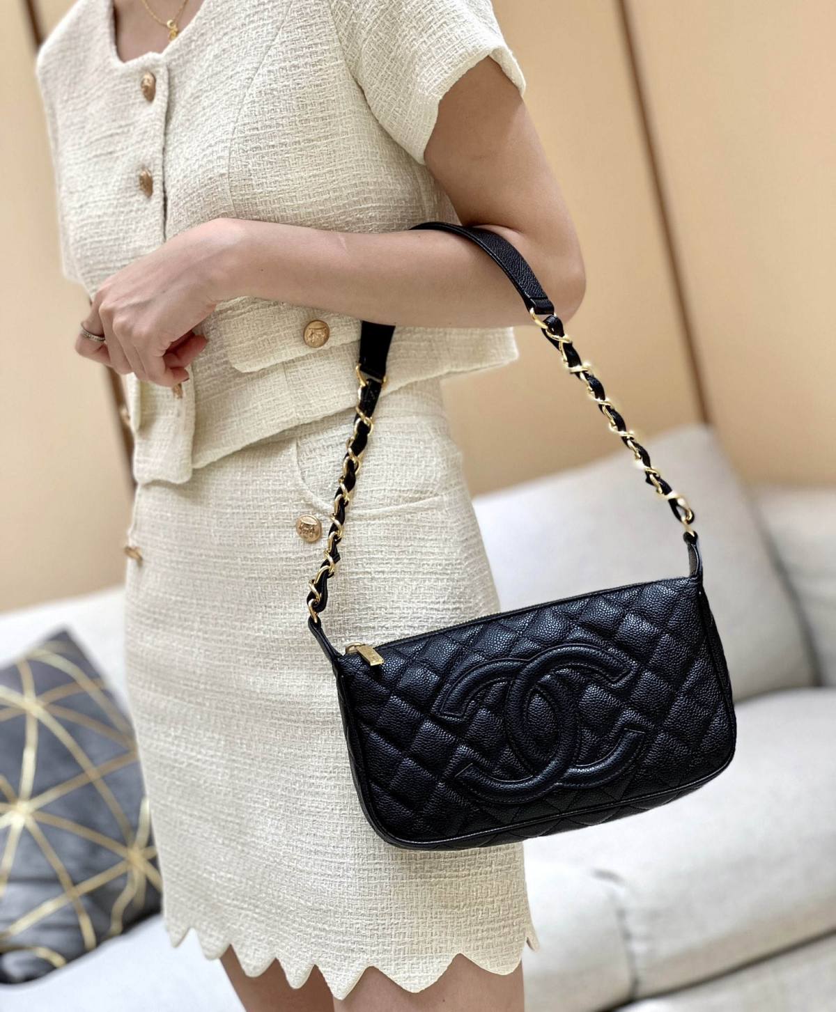 Ellebag’s Exquisite Replica: The Black Lambskin Chanel Bag with Wide Leather-Interlaced Chain and Gold Hardware(2024 Dec Updated)-ʻOi aku ka maikaʻi o ka ʻeke Louis Vuitton ʻeke hoʻopunipuni ma ka hale kūʻai pūnaewele, ʻeke hoʻolālā kope ru