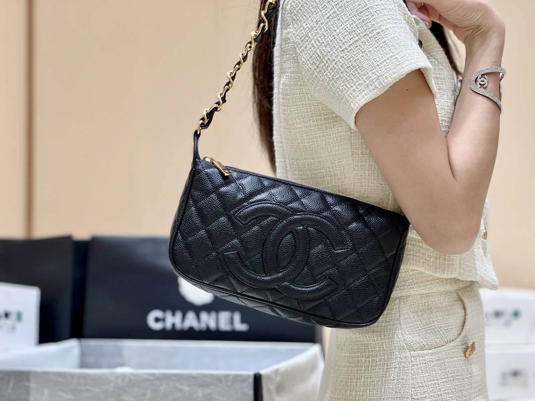 Ellebag’s Exquisite Replica: The Black Lambskin Chanel Bag with Wide Leather-Interlaced Chain and Gold Hardware(2024 Dec Updated)-ʻOi aku ka maikaʻi o ka ʻeke Louis Vuitton ʻeke hoʻopunipuni ma ka hale kūʻai pūnaewele, ʻeke hoʻolālā kope ru