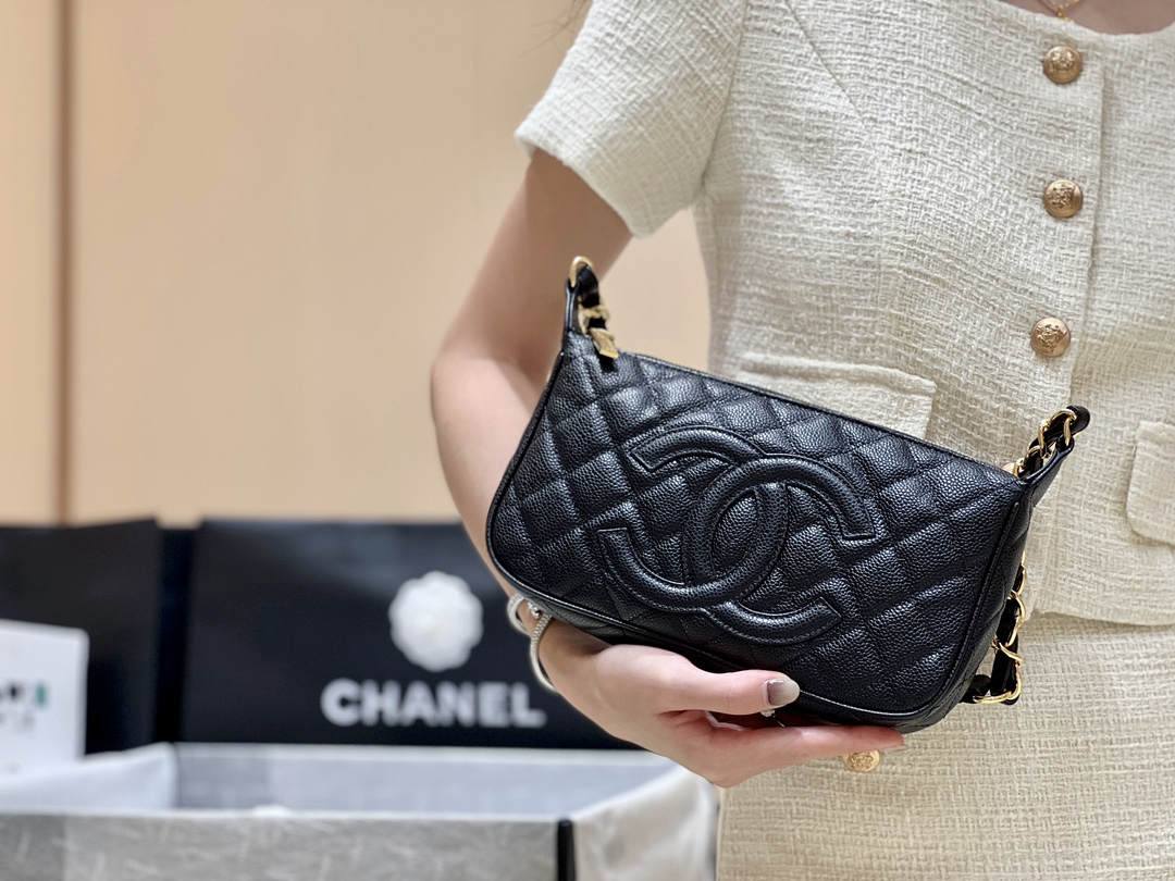 Ellebag’s Exquisite Replica: The Black Lambskin Chanel Bag with Wide Leather-Interlaced Chain and Gold Hardware(2024 Dec Updated)-ʻOi aku ka maikaʻi o ka ʻeke Louis Vuitton ʻeke hoʻopunipuni ma ka hale kūʻai pūnaewele, ʻeke hoʻolālā kope ru