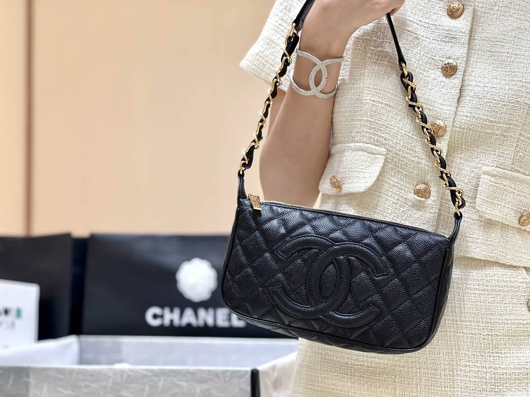 Ellebag’s Exquisite Replica: The Black Lambskin Chanel Bag with Wide Leather-Interlaced Chain and Gold Hardware(2024 Dec Updated)-ʻOi aku ka maikaʻi o ka ʻeke Louis Vuitton ʻeke hoʻopunipuni ma ka hale kūʻai pūnaewele, ʻeke hoʻolālā kope ru