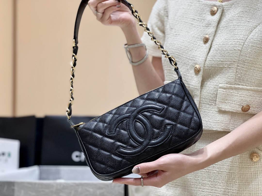 Ellebag’s Exquisite Replica: The Black Lambskin Chanel Bag with Wide Leather-Interlaced Chain and Gold Hardware(2024 Dec Updated)-ʻOi aku ka maikaʻi o ka ʻeke Louis Vuitton ʻeke hoʻopunipuni ma ka hale kūʻai pūnaewele, ʻeke hoʻolālā kope ru