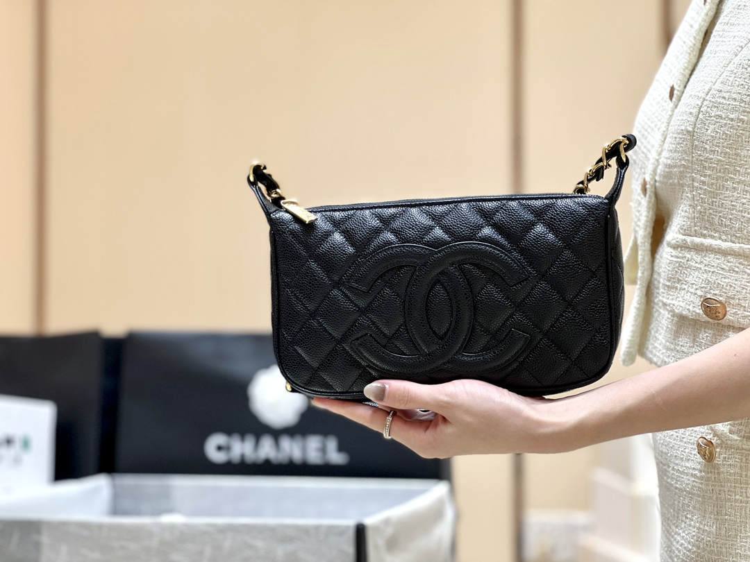 Ellebag’s Exquisite Replica: The Black Lambskin Chanel Bag with Wide Leather-Interlaced Chain and Gold Hardware(2024 Dec Updated)-ʻOi aku ka maikaʻi o ka ʻeke Louis Vuitton ʻeke hoʻopunipuni ma ka hale kūʻai pūnaewele, ʻeke hoʻolālā kope ru