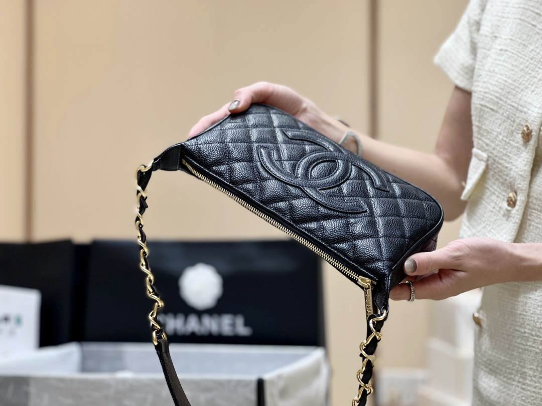 Ellebag’s Exquisite Replica: The Black Lambskin Chanel Bag with Wide Leather-Interlaced Chain and Gold Hardware(2024 Dec Updated)-ʻOi aku ka maikaʻi o ka ʻeke Louis Vuitton ʻeke hoʻopunipuni ma ka hale kūʻai pūnaewele, ʻeke hoʻolālā kope ru