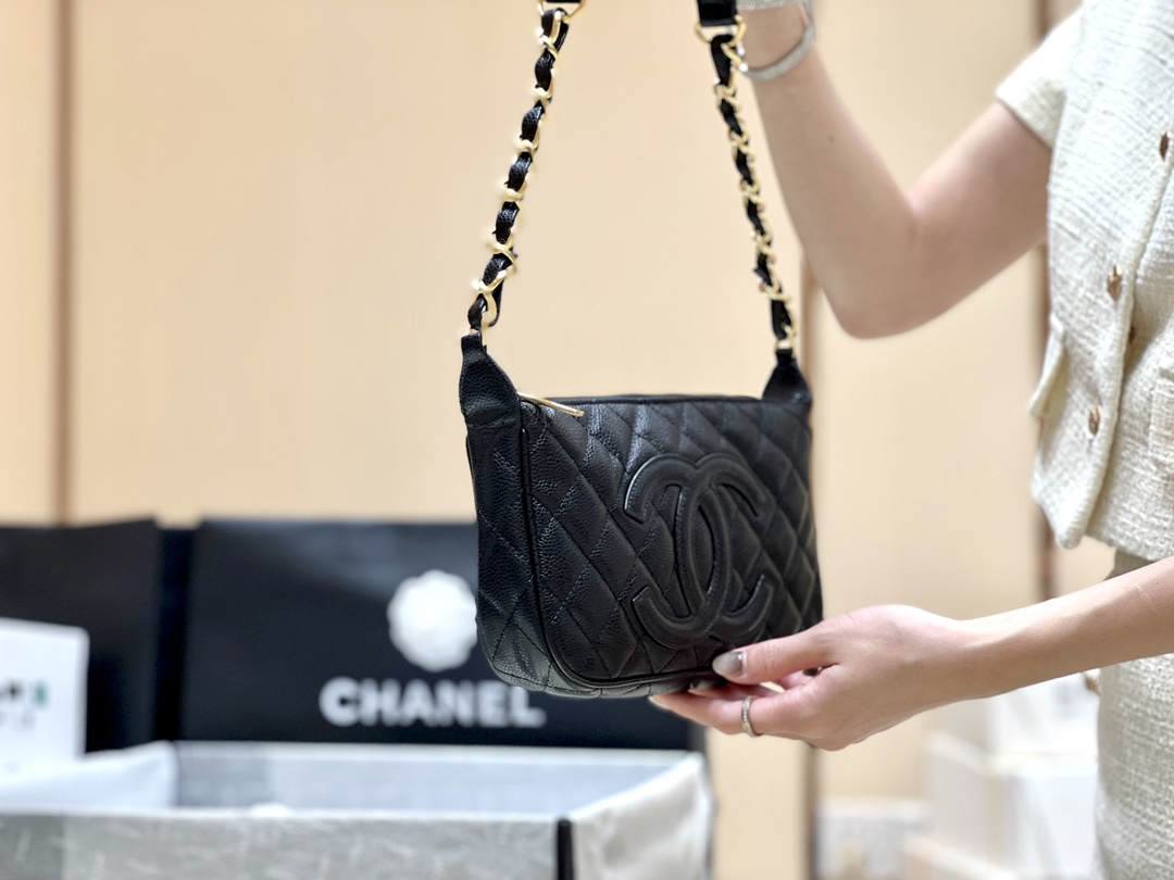 Ellebag’s Exquisite Replica: The Black Lambskin Chanel Bag with Wide Leather-Interlaced Chain and Gold Hardware(2024 Dec Updated)-ʻOi aku ka maikaʻi o ka ʻeke Louis Vuitton ʻeke hoʻopunipuni ma ka hale kūʻai pūnaewele, ʻeke hoʻolālā kope ru