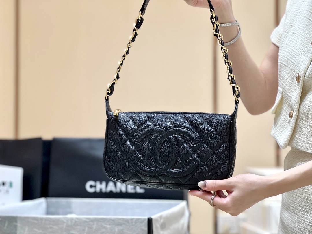 Ellebag’s Exquisite Replica: The Black Lambskin Chanel Bag with Wide Leather-Interlaced Chain and Gold Hardware(2024 Dec Updated)-ʻOi aku ka maikaʻi o ka ʻeke Louis Vuitton ʻeke hoʻopunipuni ma ka hale kūʻai pūnaewele, ʻeke hoʻolālā kope ru