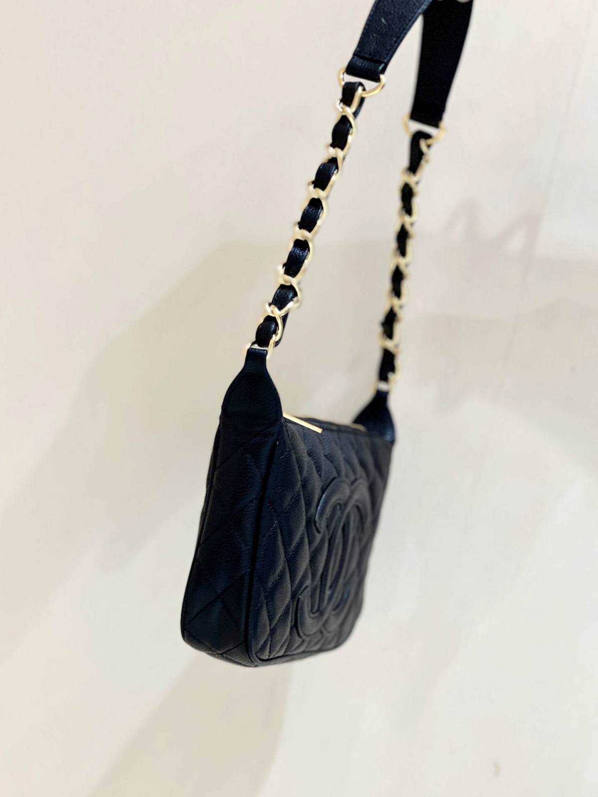 Ellebag’s Exquisite Replica: The Black Lambskin Chanel Bag with Wide Leather-Interlaced Chain and Gold Hardware(2024 Dec Updated)-ʻOi aku ka maikaʻi o ka ʻeke Louis Vuitton ʻeke hoʻopunipuni ma ka hale kūʻai pūnaewele, ʻeke hoʻolālā kope ru