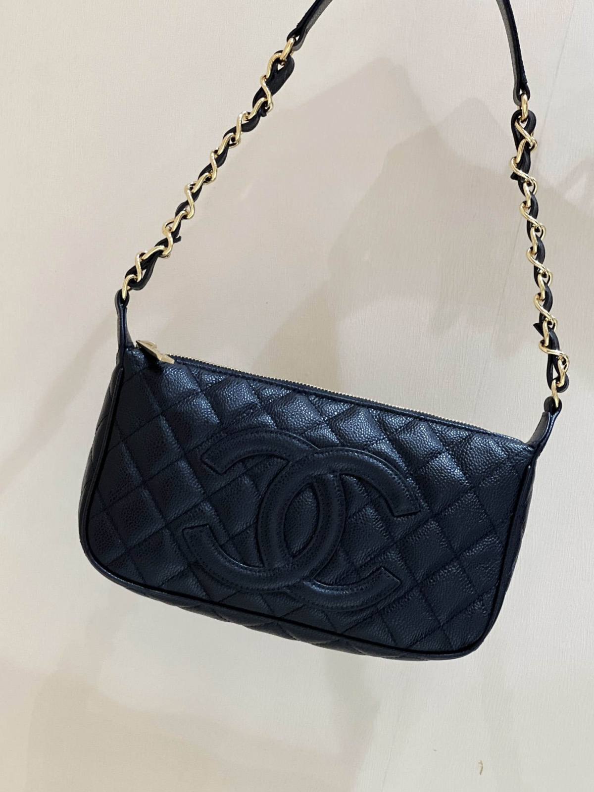 Ellebag’s Exquisite Replica: The Black Lambskin Chanel Bag with Wide Leather-Interlaced Chain and Gold Hardware(2024 Dec Updated)-ʻOi aku ka maikaʻi o ka ʻeke Louis Vuitton ʻeke hoʻopunipuni ma ka hale kūʻai pūnaewele, ʻeke hoʻolālā kope ru