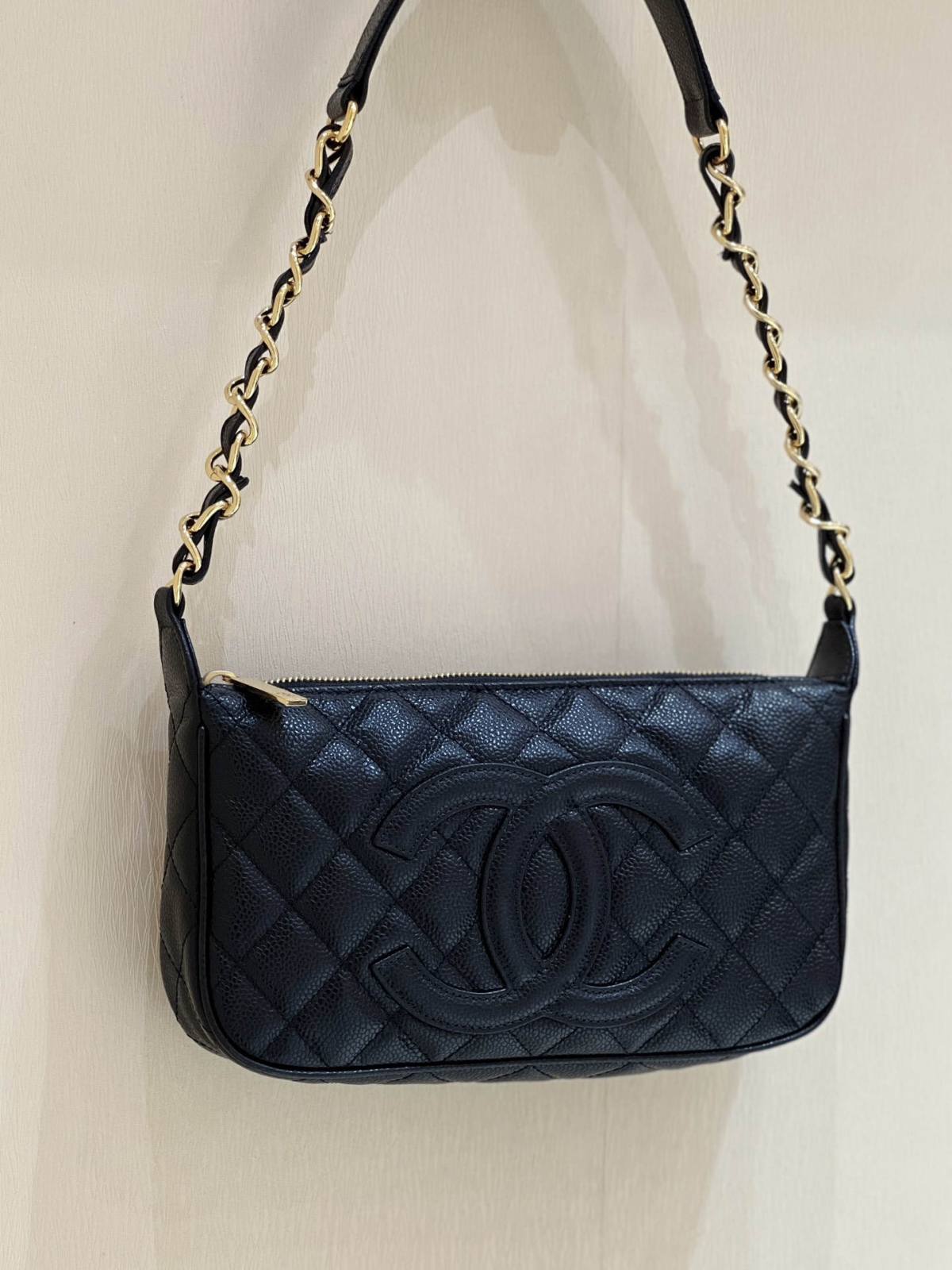 Ellebag’s Exquisite Replica: The Black Lambskin Chanel Bag with Wide Leather-Interlaced Chain and Gold Hardware(2024 Dec Updated)-ʻOi aku ka maikaʻi o ka ʻeke Louis Vuitton ʻeke hoʻopunipuni ma ka hale kūʻai pūnaewele, ʻeke hoʻolālā kope ru